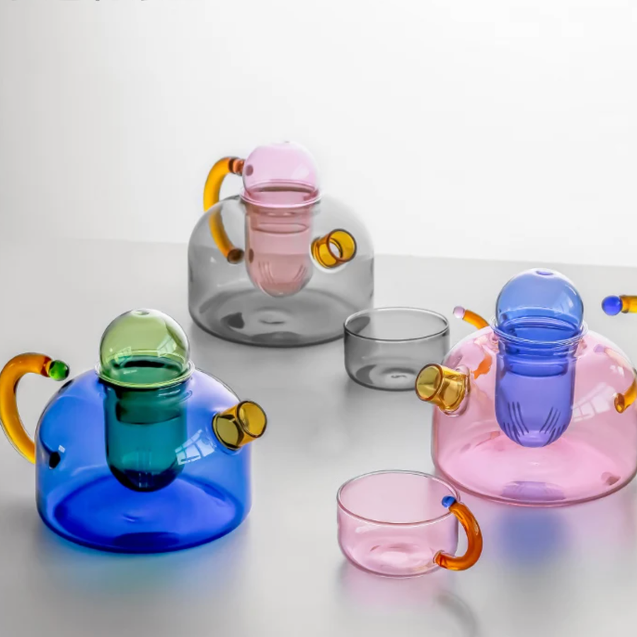 対照的な色のガラス製ティーポットとカップ