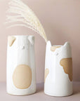 テクスチャーのある陶器の猫の花瓶